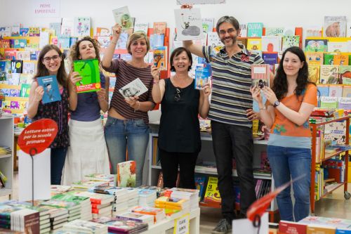 LIBRERIA DEI RAGAZZI, la libreria per ragazzi (Via A.Tadino 53, Loreto)
Prima libreria per ragazzi  in Italia. Roberto Denti  e Gianna sono fondatori  non solo  della libreria  ma di un diverso modo di concepire l’editoria per ragazzi. La storia più bella l’ha scritta il caso: Roberto e Gianna si sono  conosciuti  una  sera  degli  anni ’70  in  India.  Lei  era  con  un  gruppo  di  turisti,  lui  con  un  altro, provenienze  e  destinazioni  diverse  ma  per  una  sera  condivisero  la  stessa  tappa.  Quella  notte  Roberto  e Gianna  si  conobbero  e  una  volta  tornati  a  Milano  iniziarono  a  frequentarsi  e  scambiarsi  sogni.  Il  resto  lo trovate in via Tadino.